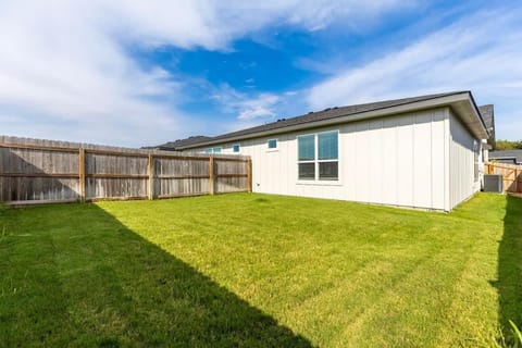 NEW 1 Story Townhome 6 BDs 5 Mile Baylor Scott & White Fenced Backyard - Professionally Managed by Stay Albatross House in Temple