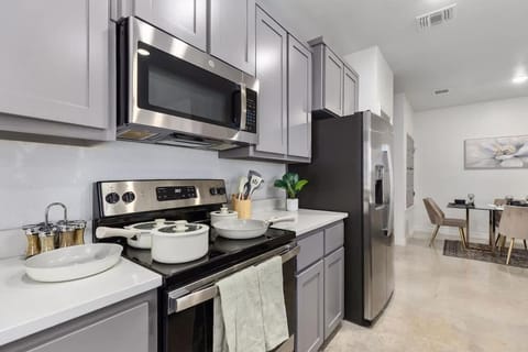 NEW 1 Story Townhome 6 BDs 5 Mile Baylor Scott & White Fenced Backyard - Professionally Managed by Stay Albatross House in Temple