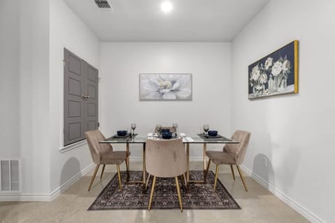 NEW 1 Story Townhome 6 BDs 5 Mile Baylor Scott & White Fenced Backyard - Professionally Managed by Stay Albatross House in Temple