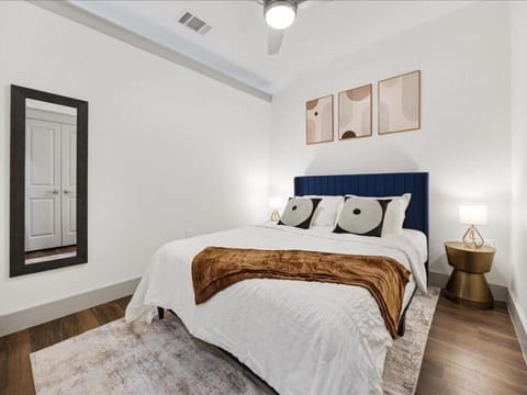 Peaceful Hideaway with Pool, Gym & EV charger Apartment in Addison