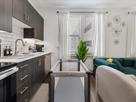 Peaceful Hideaway with Pool, Gym & EV charger Apartment in Addison