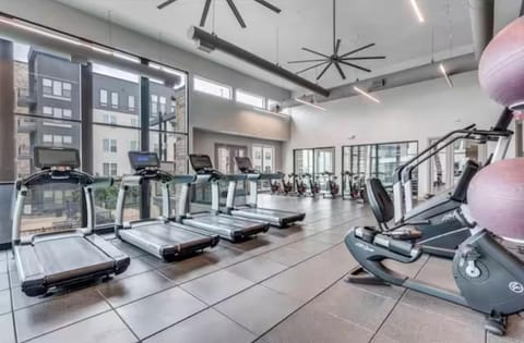 Peaceful Hideaway with Pool, Gym & EV charger Apartment in Addison