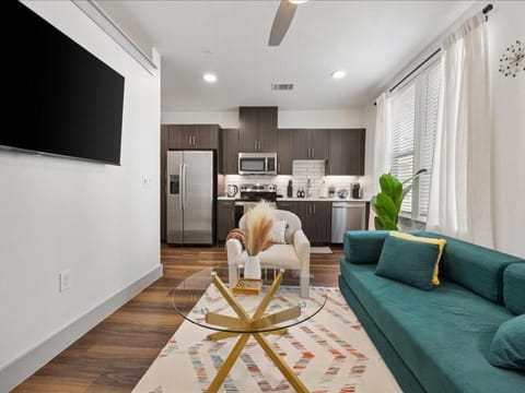 Peaceful Hideaway with Pool, Gym & EV charger Apartment in Addison