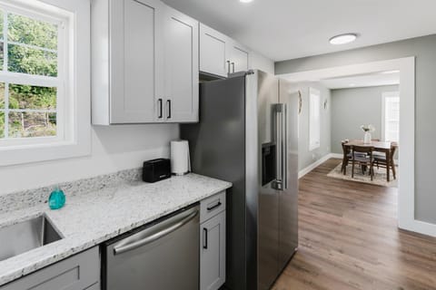 Modern Renovated 3-Bed Near Ann Arbor & Ypsilanti Apartment in Ypsilanti