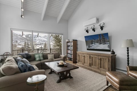 1688 - Five Bedroom with Hot Tub Pinnacle condo Apartment in Park City