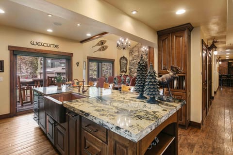 1617 - Six Bedroom plus Den Lakeside condo Apartment in Park City