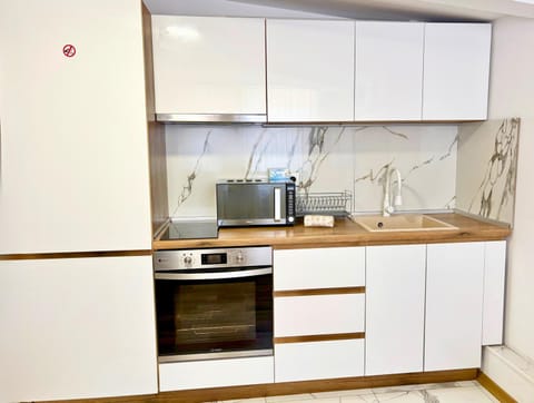 Coffee/tea facilities, Kitchen or kitchenette, oven, stove