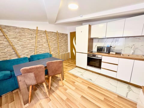 Coffee/tea facilities, Kitchen or kitchenette, Living room, Seating area, Dining area