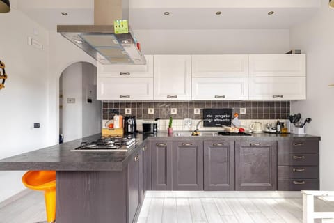 Coffee/tea facilities, Kitchen or kitchenette, dishwasher, stove, toaster