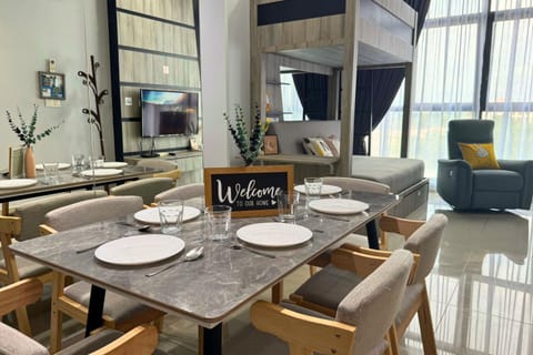 TV and multimedia, Seating area, Dining area