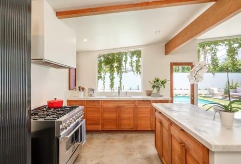 Kitchen or kitchenette, Swimming pool