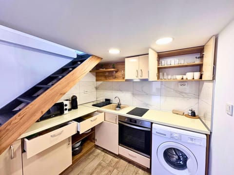 Coffee/tea facilities, microwave, oven, stove, washing machine, kitchen