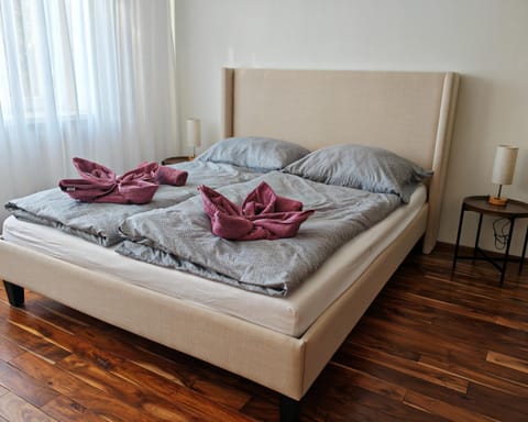Bedroom, towels
