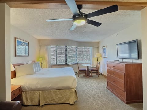 Bed, TV and multimedia, Bedroom