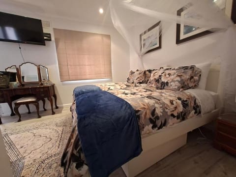 Bed, TV and multimedia, Bedroom