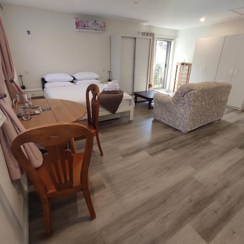 Bed, Photo of the whole room, Seating area