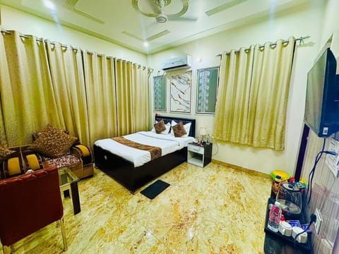 Bed, TV and multimedia, Living room, Photo of the whole room, Seating area, Bedroom, fireplace, air conditioner