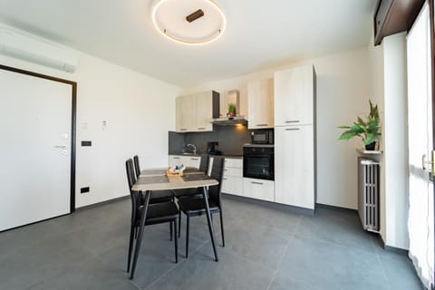 Kitchen or kitchenette, Dining area, oven, stove