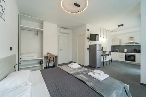 Bed, Kitchen or kitchenette, Photo of the whole room, Bedroom, oven, stove, towels, wardrobe