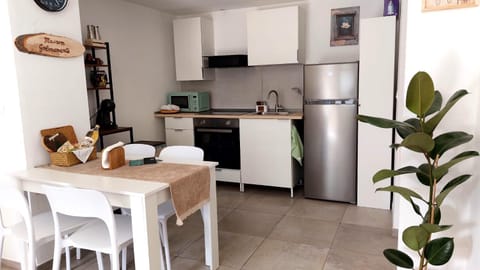 Kitchen or kitchenette, Dining area, dishwasher, stove