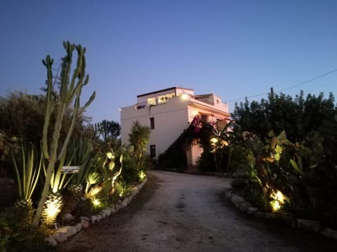 Property building, Facade/entrance, Garden, Balcony/Terrace, Garden view, Sunset