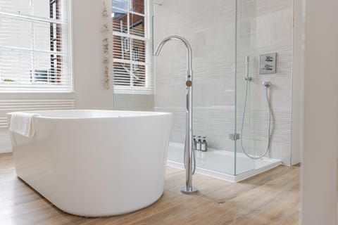 Stylish 5-Bed Townhouse in Prime Leamington Spa Apartment in Royal Leamington Spa