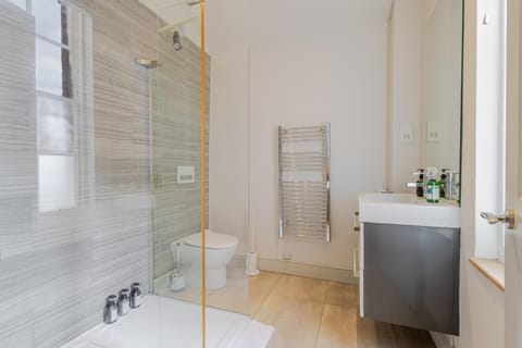 Stylish 5-Bed Townhouse in Prime Leamington Spa Apartment in Royal Leamington Spa