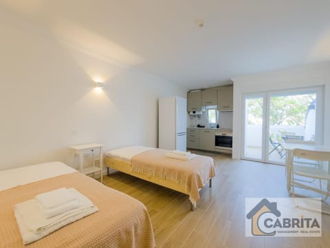 Bed, Kitchen or kitchenette, Photo of the whole room, Dining area, towels