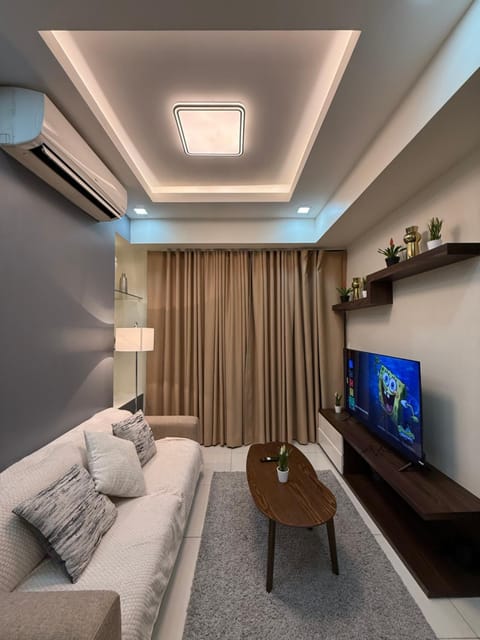 Communal lounge/ TV room, TV and multimedia, Living room, Seating area, air conditioner