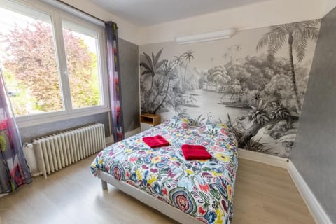Bedroom, internet, towels