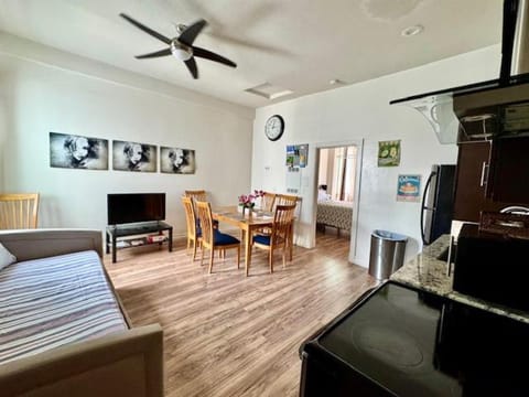 Walk everywhere heart Gaslamp Apartment in Gaslamp Quarter