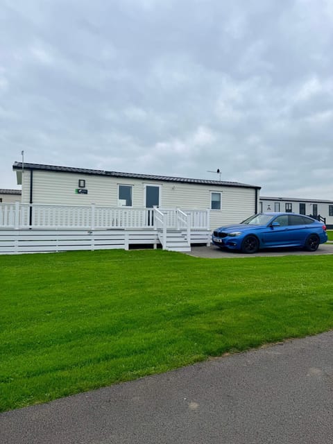 Property building, Patio, Neighbourhood, Street view, Parking