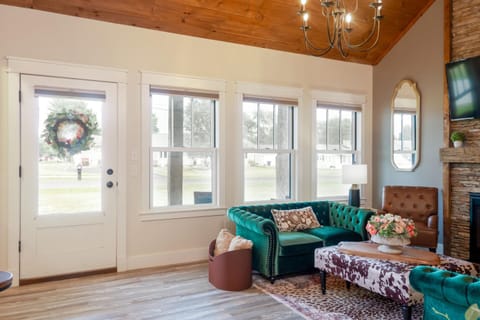 Boutique Luxury Stay Near JMU with 2 King Suites & Fireplaces House in Grottoes