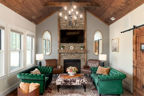 Boutique Luxury Stay Near JMU with 2 King Suites & Fireplaces House in Grottoes