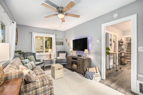 Little Barn Cottage - 3br home with hot tub House in Grandville