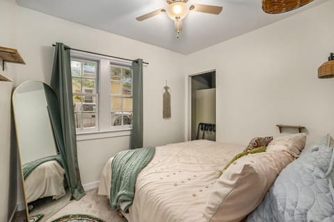 Little Barn Cottage - 3br home with hot tub House in Grandville