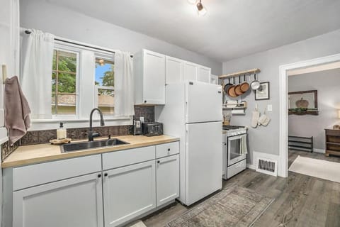 Little Barn Cottage - 3br home with hot tub House in Grandville