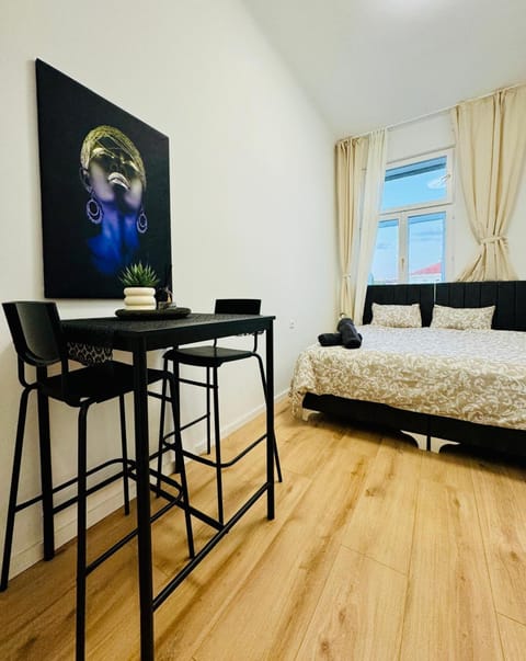 Bed, TV and multimedia, Seating area, Bedroom