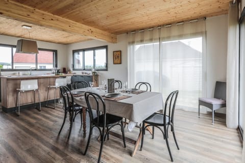 Seating area, Dining area