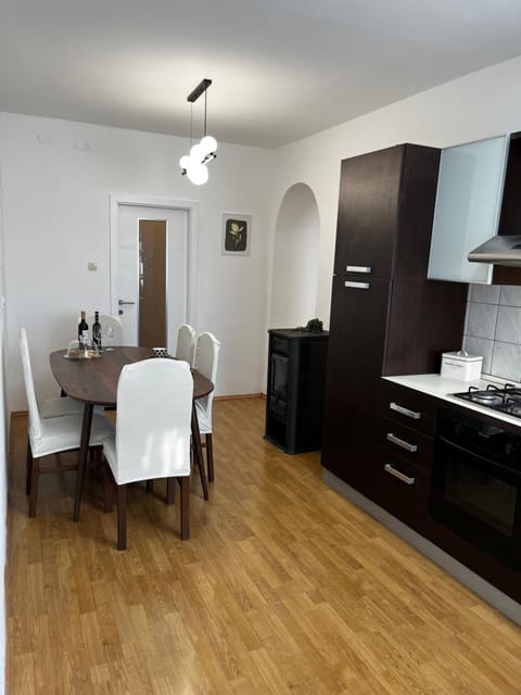 Kitchen or kitchenette, Dining area, oven, stove