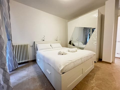 Bed, Photo of the whole room, towels