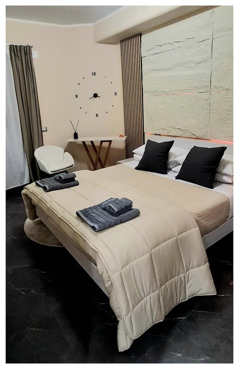 Bed, Photo of the whole room, Bedroom, towels
