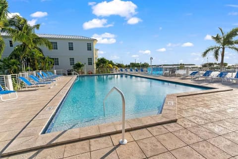 Keys Escape 4 Stories, Rooftop Views & 3 Suites House in Key Largo