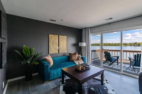 New Renovated 5BD Home with Hot Tub Sauna & Game Rm House in Jeffersonville