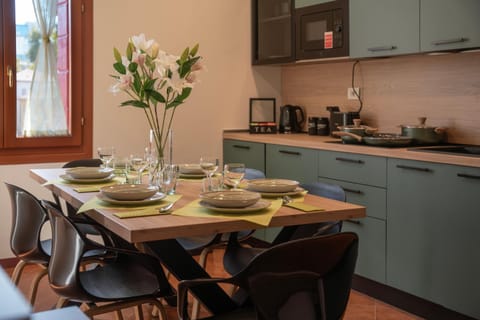 Coffee/tea facilities, Kitchen or kitchenette, Food and drinks, Dining area, Food, stove