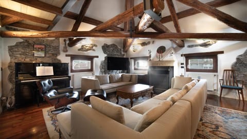 Communal lounge/ TV room, Living room, Seating area