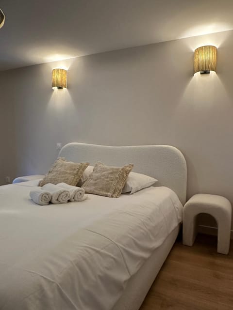 Bed, Photo of the whole room, Bedroom, towels