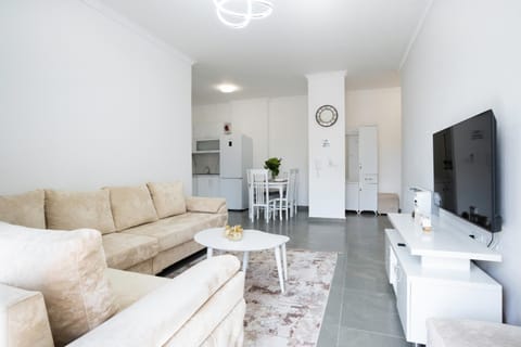 TV and multimedia, Kitchen or kitchenette, Living room, Seating area, Dining area