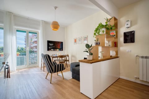 TV and multimedia, Kitchen or kitchenette, Living room, Seating area, Dining area, internet