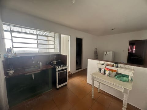 Kitchen or kitchenette, minibar, oven